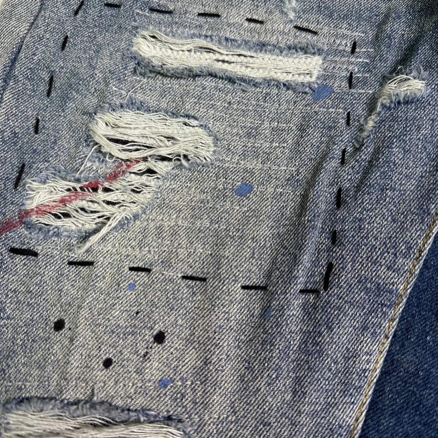 P300 GALLERY DEPT. 2025 New Retro Splashed Ink Hole Stitching Seams Couple Style Loose Bootcut Jeans 🔥High Version🔥High Version🔥 Top Ceiling Quality Styles with different washed textures are very friendly to people with thin legs and thick legs. The loose version of the bootcut is very flattering to the leg shape. Moderate length that never goes out of style, easy and casual to match, basic styling for various styles, a must-have in the wardrobe! The fabric is stiff but also makes the upper body soft without losing texture. The washing process is even more perfect. It is a must-have item for everyone! ! ! Washed wheat, hang tag, pants label, three complete labels, color: blue, size: 28, 30, 32, 34, 36 (five sizes)